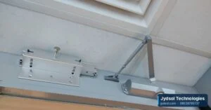 Magnetic lock bracket and door closer fitted at the top of a door
